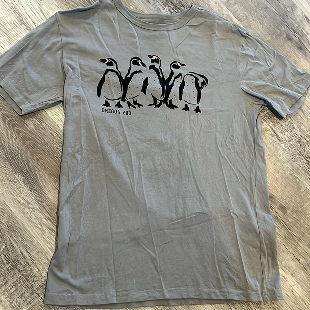 NEW Condition (unworn) super soft Kastlfel Oregon Zoo penguin graphic tee size M